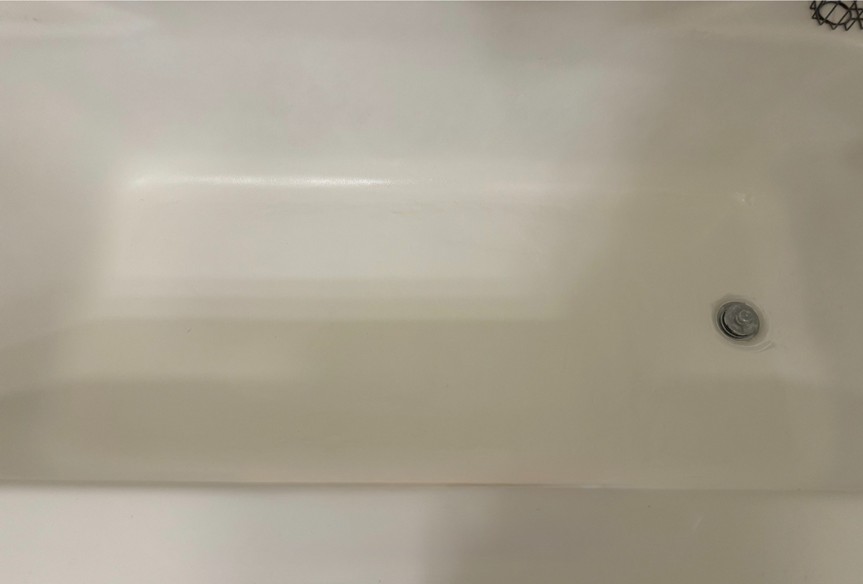 Bathtub with smooth finished surface after repair